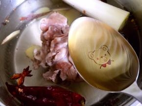 猪心与配料一起下锅，添适量清水，放入料酒