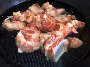 凉水下锅焯去血沫