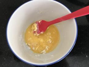 加入蛋液（预留一点点出来后面刷面用哟）搅拌均匀融合