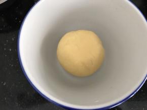 手揉成团后，松弛半小时
揉好的面团偏干偏硬一点
所以视乎鸡蛋的大小和面粉吸水量适当调整面粉用量