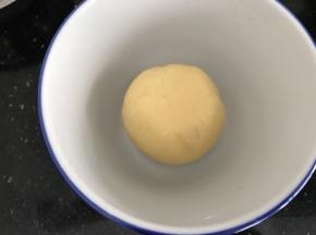 手揉成团后，松弛半小时
揉好的面团偏干偏硬一点
所以视乎鸡蛋的大小和面粉吸水量适当调整面粉用量