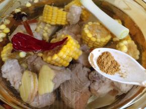 排骨玉米下锅，放入配料，添适量清水，放入花椒粉