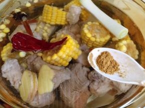 排骨玉米下锅，放入配料，添适量清水，放入花椒粉