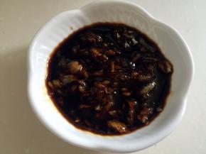 可以直接切片食用，也可以用蒜泥和酱油调成酱汁蘸食