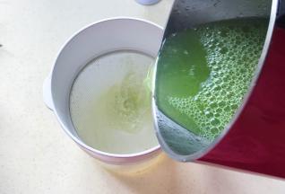 榨好的汁倒入过滤杯子里进行过滤