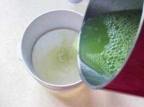 榨好的汁倒入过滤杯子里进行过滤
