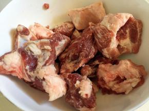 排骨洗净斩小块