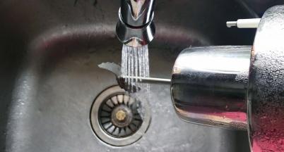 制作完成后应立即把刀头冲洗干净，不热等胶质凝固就很难清洗干净了