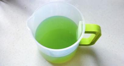 碧绿清澈的铁皮石斛汁