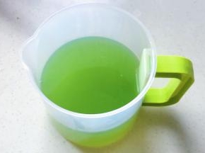 碧绿清澈的铁皮石斛汁