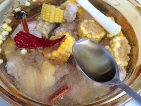 放入料酒，大火烧开后转小火慢炖约一小时