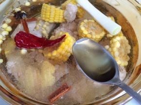 放入料酒，大火烧开后转小火慢炖约一小时