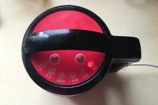 盖上盖子，接通电源，豆浆机选择“果蔬汁”按键，然后按“开始”键，制作完成会有鸣叫提示