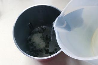 倒入热开水，水位必须达到机器的最低刻度