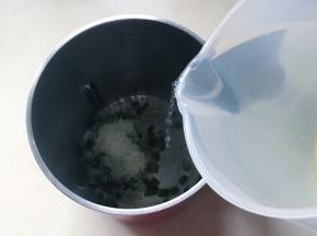 倒入热开水，水位必须达到机器的最低刻度