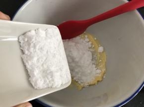 黄油室温软化后，加入糖粉