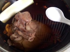 放盐调味，大火烧开后转中火煮约40分钟