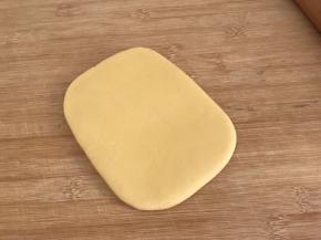 擀成四方形面饼