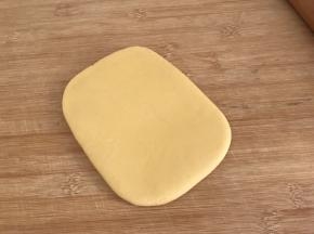 擀成四方形面饼