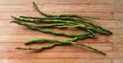 徒手剥去外皮，节省时间也可以前一天剥好皮备用