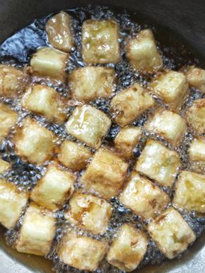 待油温升高，茄块倒入复炸一下，逼出茄块里面的油。