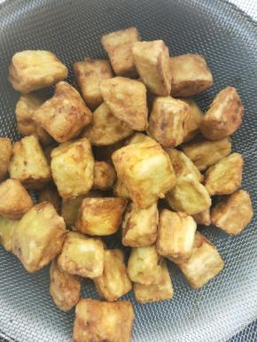 炸至表面金黄色即可倒出沥干油！此时的茄块表面已经脆脆的了！