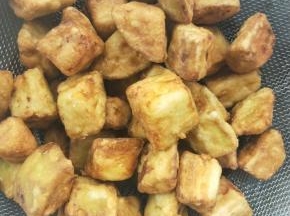 炸至表面金黄色即可倒出沥干油！此时的茄块表面已经脆脆的了！