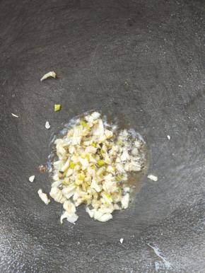 锅里留底油，放蒜末煸香。