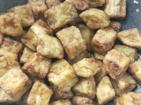 倒入茄块快速翻炒。