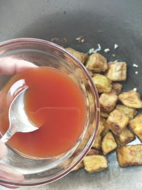 倒入糖醋汁，快速翻炒让每一个茄块都沾满糖醋汁。