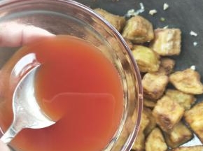 倒入糖醋汁，快速翻炒让每一个茄块都沾满糖醋汁。