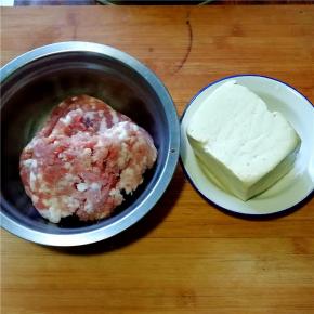 豆腐一块，猪肉馅准备好。