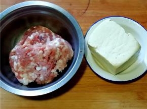 豆腐一块，猪肉馅准备好。