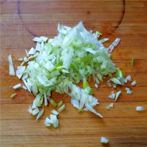大葱切碎备用。