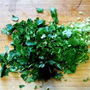 香菜洗净切碎备用。