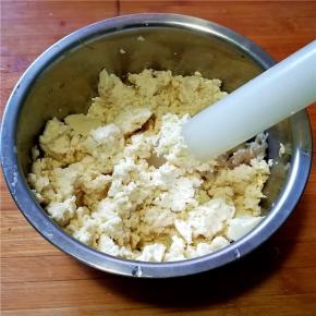 豆腐弄成豆渣放到肉糜的碗中。