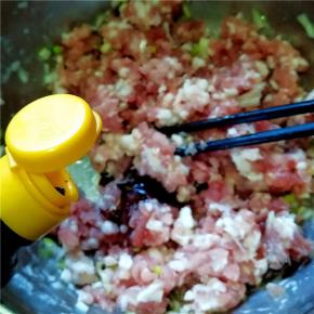 加入生抽、料酒。