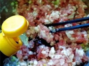加入生抽、料酒。
