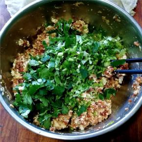 最后放入香菜，搅拌