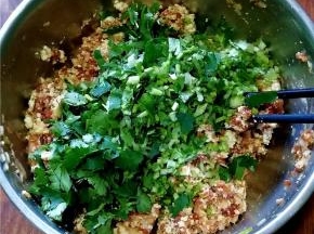 最后放入香菜，搅拌