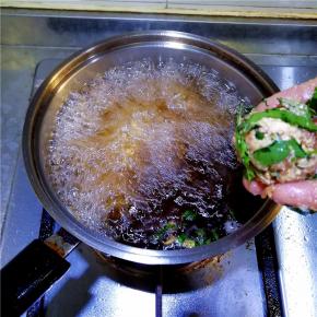 油倒入锅中加热至六成热，逐个放入锅中。