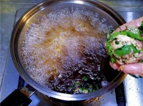 油倒入锅中加热至六成热，逐个放入锅中。