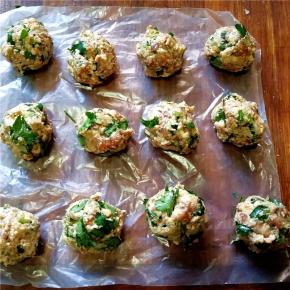 制作成一个个均匀的丸子。