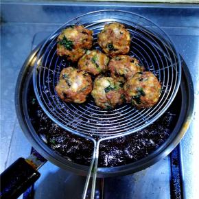 用笊篱捞出，沥净油。