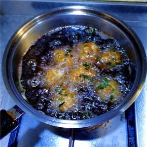 炸至丸子慢慢浮起。