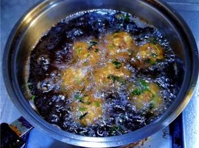 炸至丸子慢慢浮起。