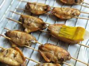 15分钟后，取出烤网，刷上调味汁“椒盐粉，孜然粉，食用油调制而成”可以根据个人喜欢调味，再次送入烤箱，200度烤5分钟，之后再取出烤网，将鸡翅翻面，刷上调味汁，送入烤箱再烤8分钟即可。