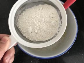 接着筛入低筋面粉