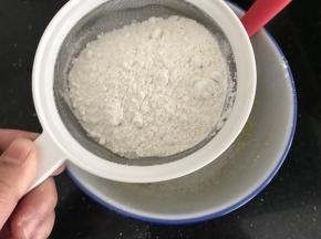 接着筛入低筋面粉