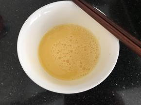 鸡蛋打散备用